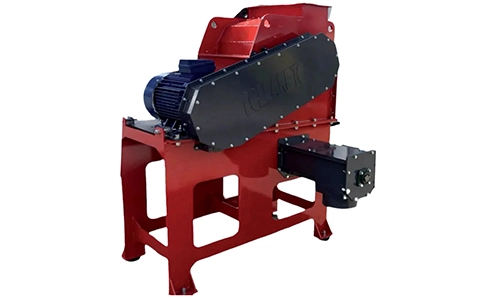 Raffinatore rosso per cippato su sfondo bianco